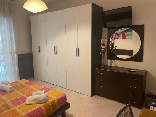 ナポリにあるJordan Homeのベッドルーム1室(ベッド1台、ドレッサー、鏡付)