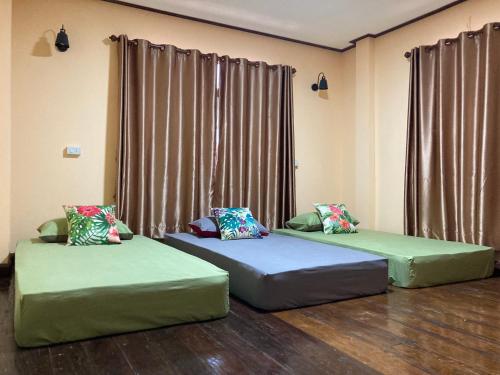 Postel nebo postele na pokoji v ubytování บ้านนภภูเกตส์เฮ้าส์