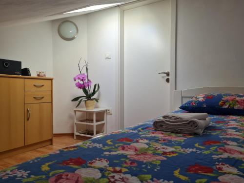 1 dormitorio con 1 cama y vestidor en Apartments Dilja, en Malinska