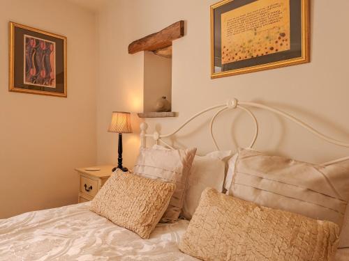 - une chambre avec un lit blanc et des oreillers dans l'établissement Cruck, à Sinnington