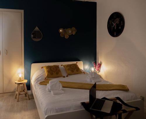 um quarto com uma cama com um relógio na parede em Le Petit Vauban em Estrasburgo