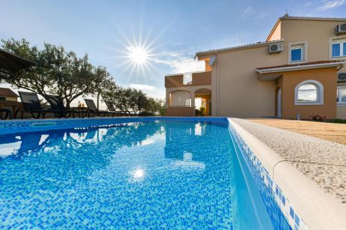 basen przed domem w obiekcie Villa Andrea with private heathed pool w mieście Debeljak