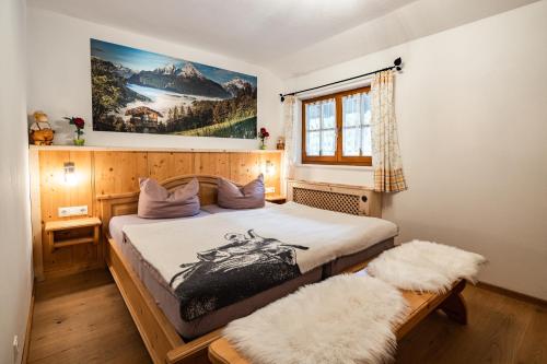 ein Schlafzimmer mit einem großen Bett und einem Fenster in der Unterkunft Haus Franz und Haus Antje in Schönau am Königssee