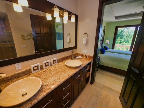 łazienka z 2 umywalkami i dużym lustrem w obiekcie Casa Lynda - 3 Bedrooms and Casita w mieście West Bay