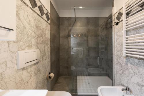 uma casa de banho com um chuveiro, um WC e um lavatório. em Apartments Florence- Faenza Terrace em Florença