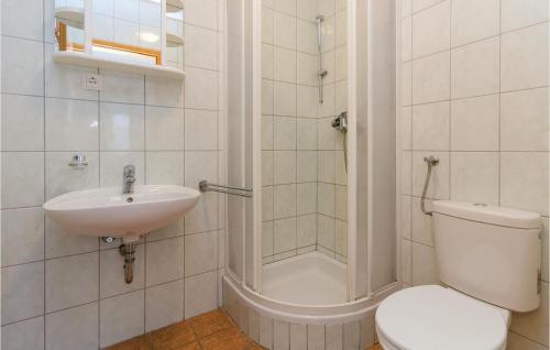 Kamar mandi di Beautiful Apartment In Okrug Gornji With Wifi