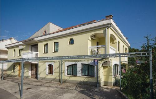 2 Bedroom Amazing Apartment In Okrug Gornji