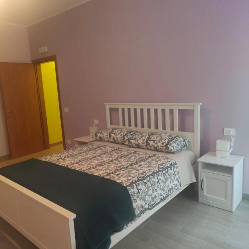 1 dormitorio con 1 cama y 1 mesa con mesita de noche en B&B Canossalpaca, en Canossa