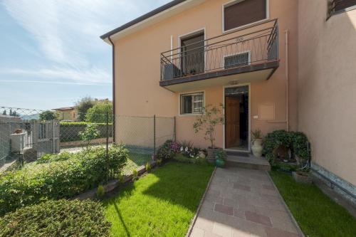 a house with a balcony and a yard at Il Cerro - Sarnico in Sarnico
