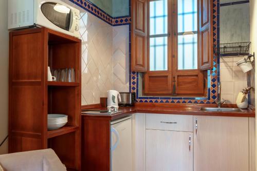 a small kitchen with a sink and a window at Charminghomesgranada Apartamento Fajalauza in Granada