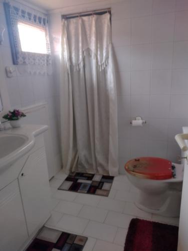 een witte badkamer met een toilet en een douche bij ΖΕΦΥΡΟΣ in Litóchoron