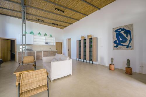 Moott Homes Suites Villa Costacabana في ألميريا: غرفة معيشة مع أريكة وطاولة وكراسي