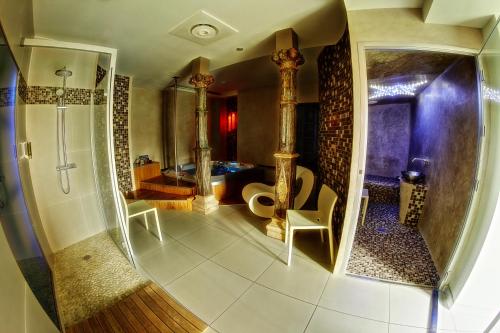 an overhead view of a bathroom with a shower and a tub at kiné lounge in Bazet