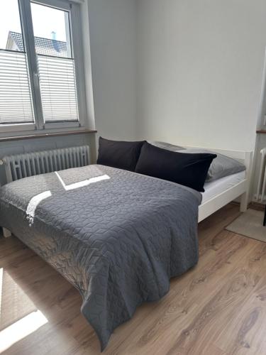 En eller flere senge i et værelse på FEWO LION