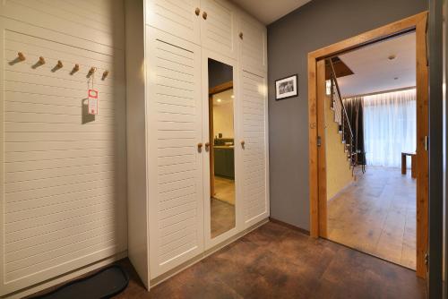 a hallway with a door leading into a room at Rezidence Pihel in Nový Bor