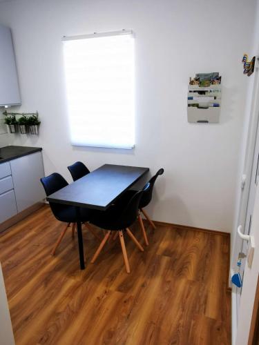 a dining room table and chairs in a kitchen at Chilling On Orfű Apartman in Orfű