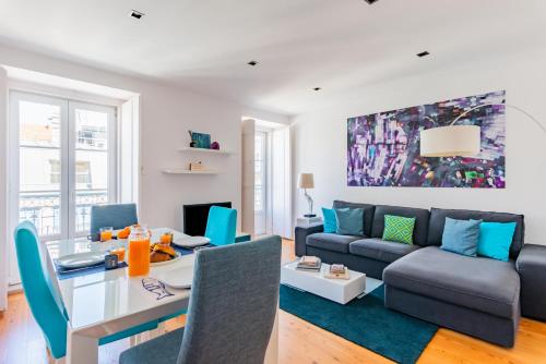 uma sala de estar com um sofá e uma mesa em Lisbon Prime Apartment em Lisboa