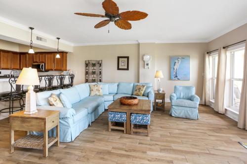 salon z niebieską kanapą i krzesłami w obiekcie Paradise Shores 303 by Pristine Properties Vacation Rentals w mieście Mexico Beach
