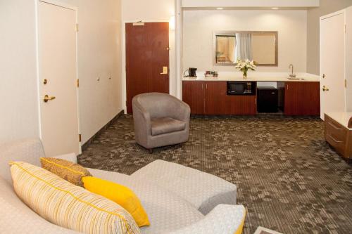 ein Wohnzimmer mit einem Sofa und einem Stuhl in der Unterkunft Courtyard by Marriott Rocky Mount in Rocky Mount