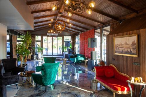 Χώρος καθιστικού στο AKCAKOCA EFTELYA OTEl