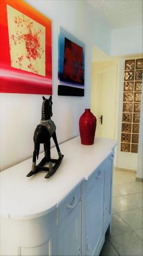 a statue of a dog sitting on top of a counter at Residenza Bertolini in Fosdinovo