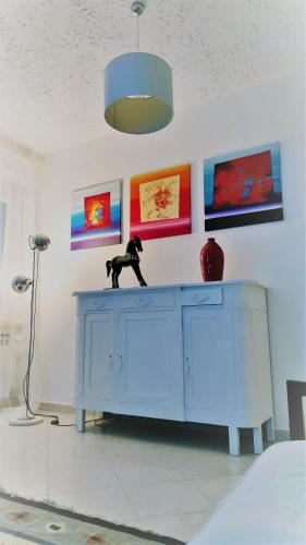 a cat sitting on top of a blue cabinet in a room at Residenza Bertolini in Fosdinovo