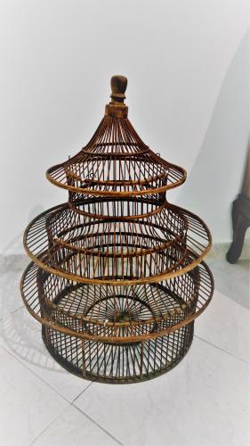 a wire basket sitting on top of a table at Residenza Bertolini in Fosdinovo