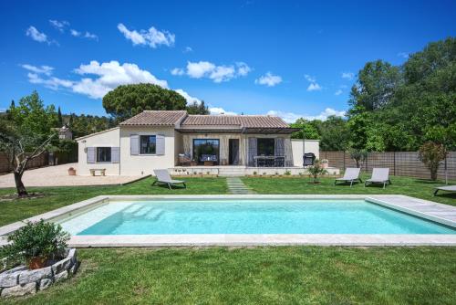une piscine dans la cour d'une maison dans l'établissement Mazet Brunelly, à Paradou