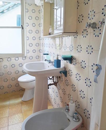 a bathroom with a sink and a toilet at La casina di Marco in Marina di Pietrasanta