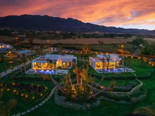 uma vista aérea de um resort à noite em TAF Beach Villas with Tesla em Tigaki