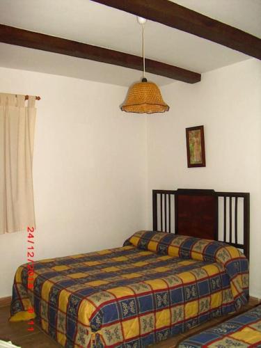 1 dormitorio con 2 camas en una habitación en Casa del Abuelo 1, en Yeste