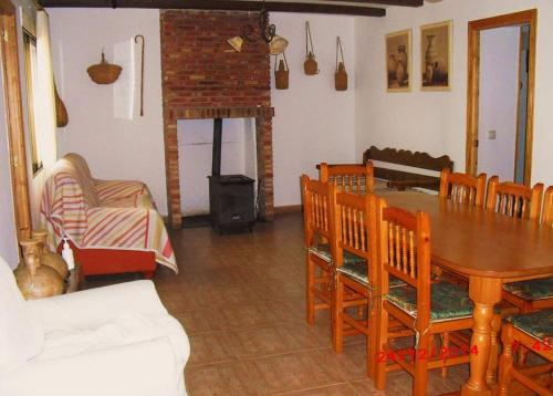 sala de estar con mesa de madera y sillas en Casa del Abuelo 1, en Yeste