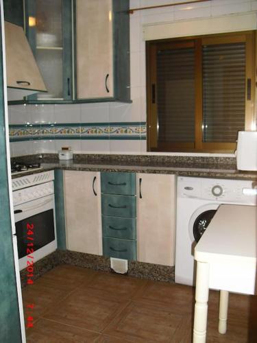 Il comprend une cuisine équipée d'une cuisinière et d'un lave-vaisselle blanc. dans l'établissement Casa del Abuelo 1, à Yeste