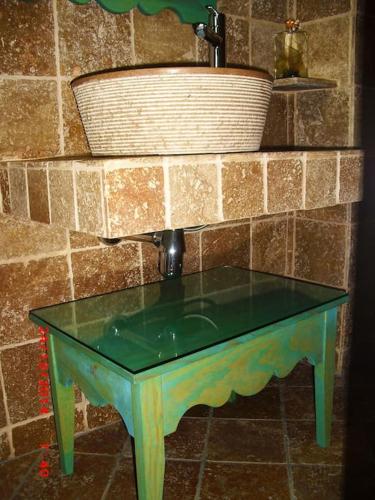 - Baño con lavabo y mesa verde en Casa del Abuelo 1, en Yeste