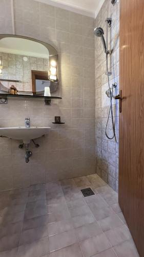 y baño con lavabo y ducha. en Residence Madrid Stanza en Lido di Jesolo
