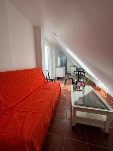 Schlafzimmer mit einem roten Bett und einem Waschbecken in der Unterkunft ALYANA in Córdoba