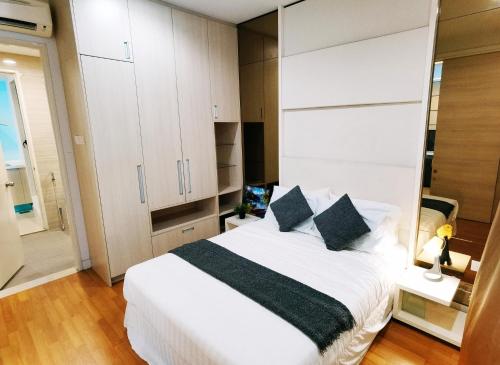 八打靈再也的住宿－Eve Suite 2 bedrooms At Ara Damansara，卧室配有白色的床和2个枕头