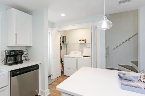 Mimi's Place by Pristine Properties Vacation Rentalsにあるキッチンまたは簡易キッチン
