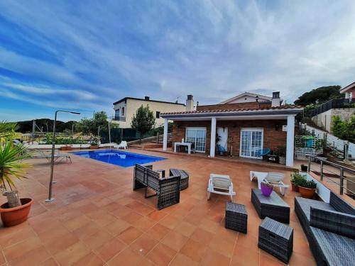Fotografia z galérie ubytovania Villa junto a la playa con piscina v destinácii Calella