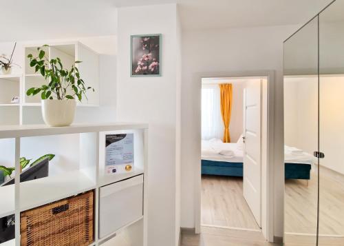 een kleine kamer met een slaapkamer en een bed bij AZUR Apartment in Timişoara