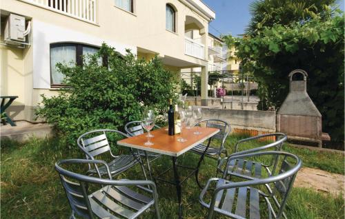 1 Bedroom Beach Front Apartment In Okrug Gornji