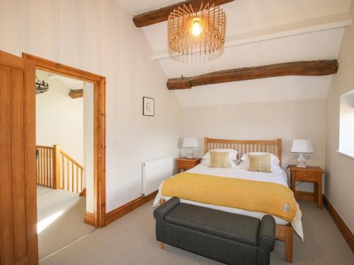 1 dormitorio con 1 cama y 1 silla en The Granary, en Newport