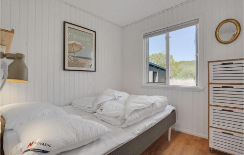 En eller flere senge i et værelse på Beautiful Home In Haderslev With Wifi