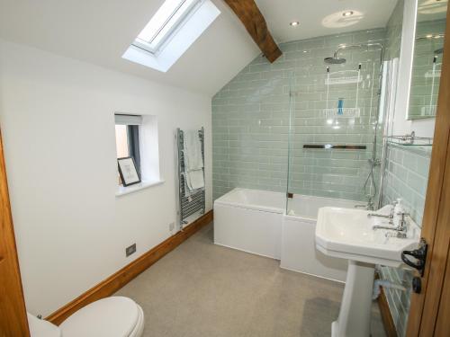 ein Bad mit einem Waschbecken, einem WC und einer Dusche in der Unterkunft The Granary in Newport