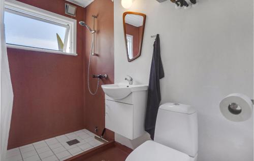 Et badeværelse på Beautiful Home In Haderslev With Wifi