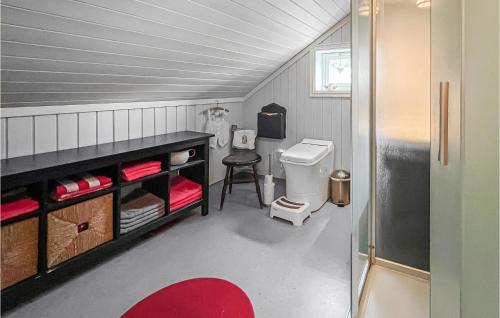 uma casa de banho com WC e um banco em Nice Home In yer With Kitchen em Øyer