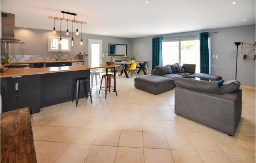 une cuisine et un salon avec un canapé et une table dans l'établissement Cozy Home In Sorgues With Wifi, à Sorgues
