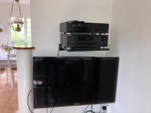 a television with a dvd player and a dvdereo at Svartarp Gård in Åseda