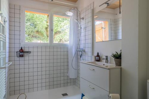 une salle de bain avec douche et lavabo dans l'établissement Wood house - Maison bois atypique à Andernos, à Andernos-les-Bains