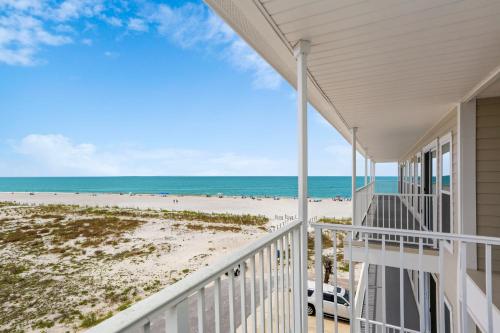 una casa de playa con vistas a la playa desde el balcón en Surfside 17 by Pristine Properties Vacation Rentals, en Mexico Beach